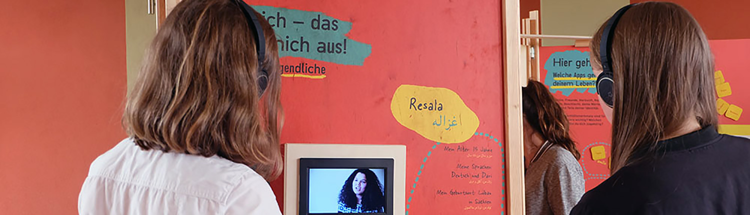 Schüler betrachten die Wandersusstellung "Muslimisch in Ostdeutschland"